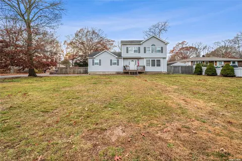 54 Roberts Rd W, Shirley, NY 11967