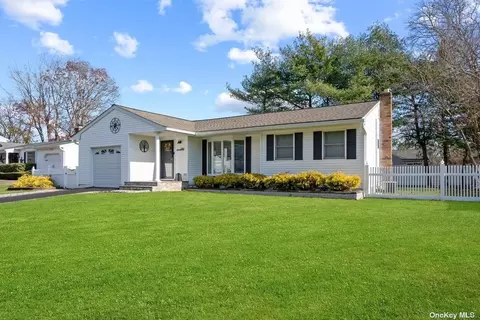 583 Bayport Ave, Bayport, NY 11705