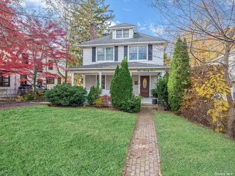 124 Hampshire Rd, Great Neck, NY 11023