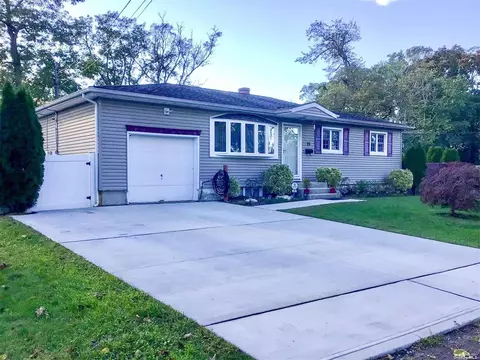 25 Rossmore Ave, Central Islip, NY 11722