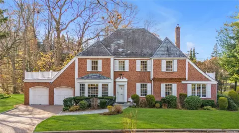147 Aldershot Ln, Manhasset, NY 11030