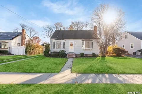 5 Plymouth Dr, Massapequa, NY 11758