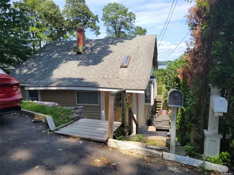 40 Bayview Dr, Huntington, NY 11743