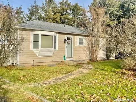 20 Winnie Rd, Center Moriches, NY 11934
