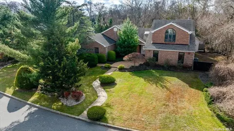 12 Deer Run, East Islip, NY 11730
