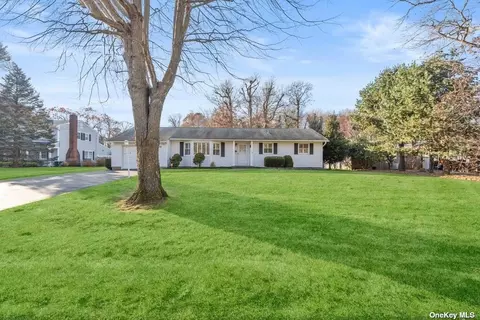 220 Edgewood Ave, Oakdale, NY 11769