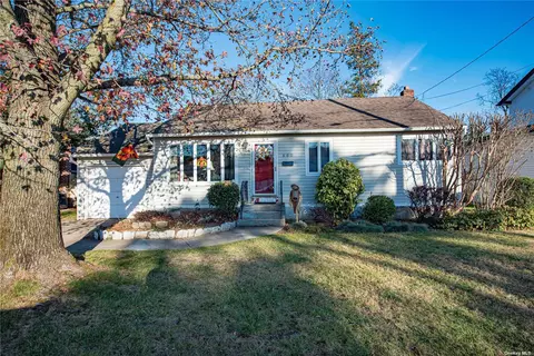 660 Grand Ave, Lindenhurst, NY 11757