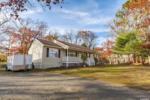 42 Barnes Rd, Manorville, NY 11949