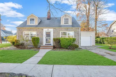 336 1st St, Mineola, NY 11501