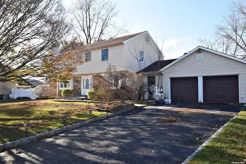 7 Thornridge Ln, South Setauket, NY 11720