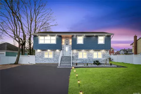 151 Travis St, Lindenhurst, NY 11757