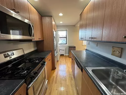 17-75 166th St #3-33, Whitestone, NY 11357