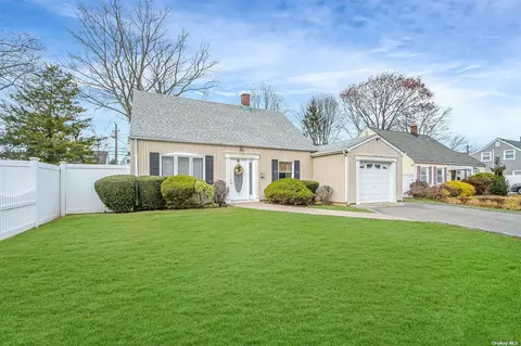 6 Primrose Ln, Levittown, NY 11756