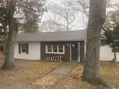 14 Willow St, Centereach, NY 11720
