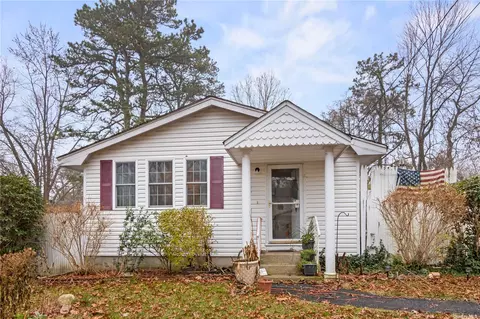 76 Smith Ln, Medford, NY 11763