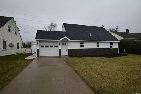 32 Meridian Rd, Levittown, NY 11756