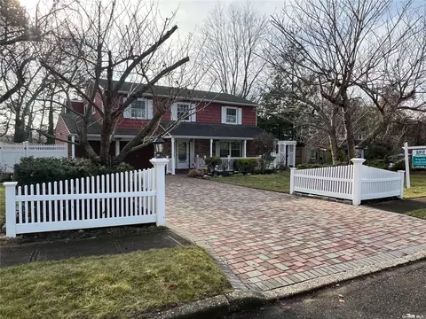 18 Roy Dr, Nesconset, NY 11767