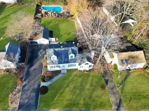 103 W 21st St, Huntington Station, NY 11746