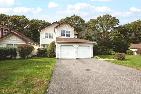 111 Dorado Ct, Middle Island, NY 11953