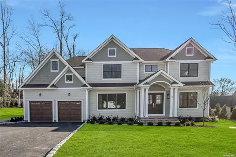 28 Gatehouse Ct, East Hills, NY 11576