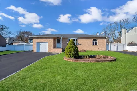 57 Pinewood Dr, Shirley, NY 11967