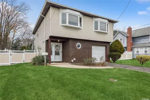 136 N Clinton Ave, Bay Shore, NY 11706