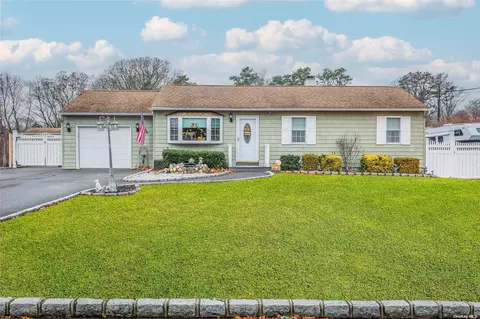 1007 Joselson Ave, Bay Shore, NY 11706