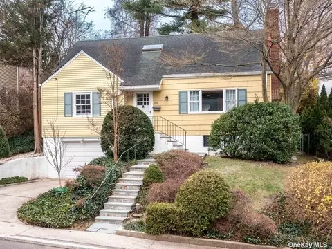 260 Thompson Shore Rd, Manhasset, NY 11030