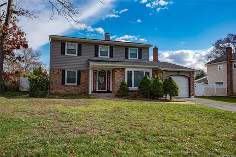 33 Mount Rainier Ave, Farmingville, NY 11738
