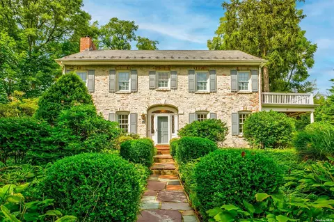 39 Longview Rd, Port Washington, NY 11050