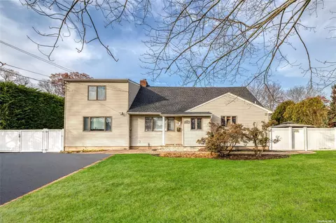 113 Hughes Ln, North Babylon, NY 11703