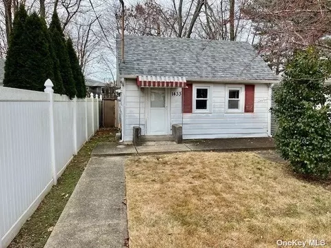 1433 Tadmor St, North Merrick, NY 11566