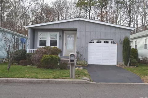 185 Village Cir W #185, Manorville, NY 11949