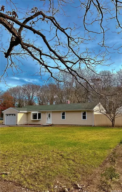 243 Oak St, Medford, NY 11763