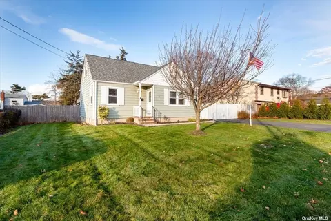 97 Root Ave, Islip, NY 11751