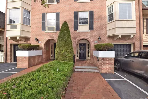 207-15 Melissa Ct #219 L, Bayside, NY 11360