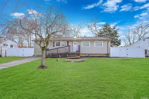 330 Delaware Ave, Bay Shore, NY 11706