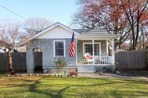 13 Rose Pl, Selden, NY 11784