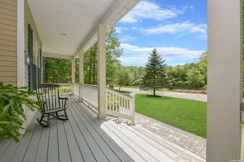 11 Davidson Dr, Manorville, NY 11949
