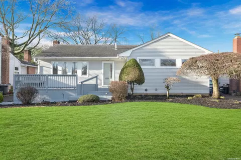 418 Cedar Ln, East Meadow, NY 11554