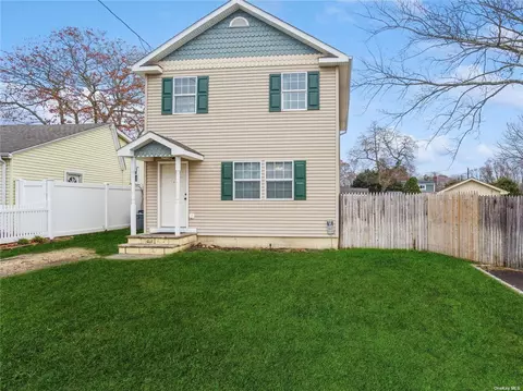 31 Denton St, Patchogue, NY 11772