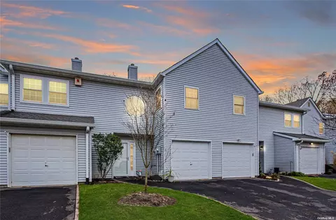 605 Sara Cir #605, Port Jefferson Station, NY 11776