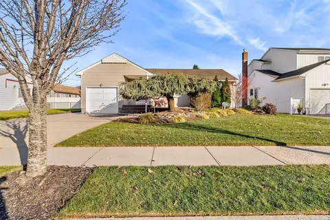 8 Norman Pl, Massapequa, NY 11758