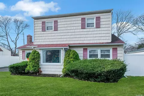 74 Washington Ave, West Sayville, NY 11796