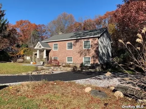 7 Woodchuck Ln, East Setauket, NY 11733