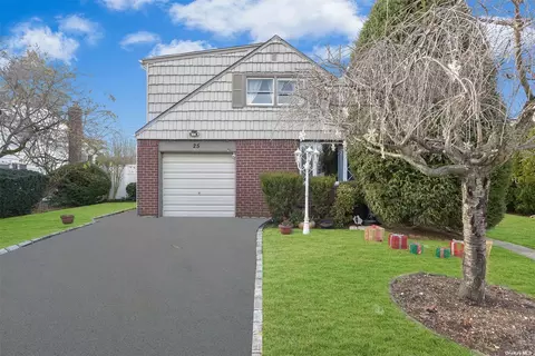25 Seth Ln, Hicksville, NY 11801