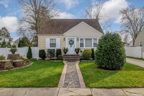 416 Pleasant View Ct, Copiague, NY 11726