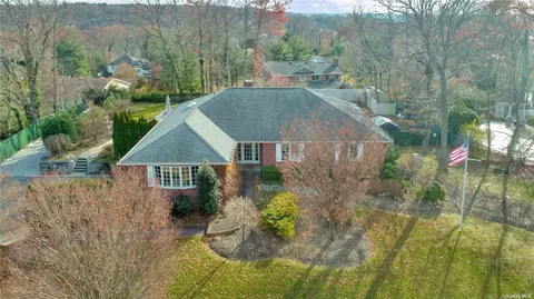 1 Tradewinds Dr, Bayville, NY 11709