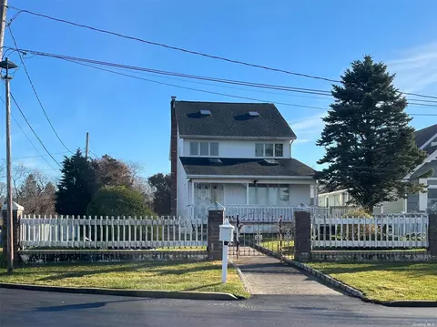 5 Grandview Dr, Shirley, NY 11967