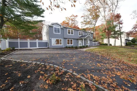 98 Stonehurst Ln, Dix Hills, NY 11746